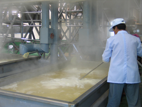 삼척미네랄소금 6단 중탕제염법의 마지막 공정인 평부제염로의 boiling process scene